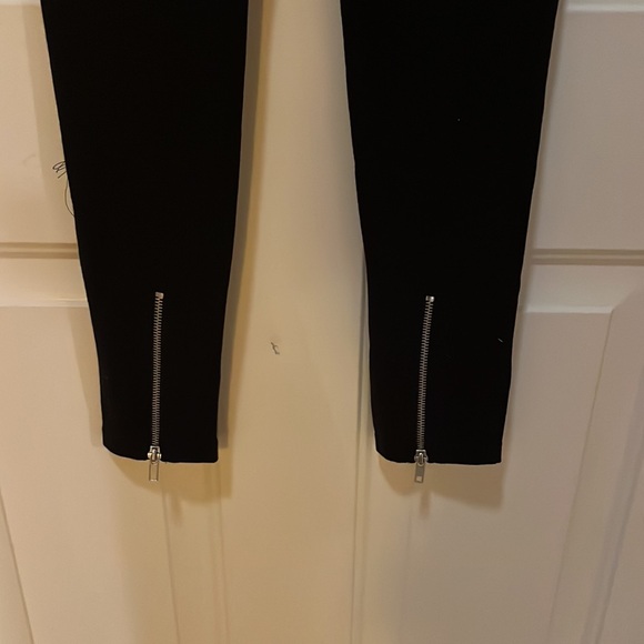 Size small guess black leggings with zipper bottoms - Picture 3 of 4